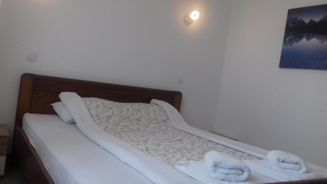 Mesecev Konak Bed and Breakfast Ni Buitenkant foto