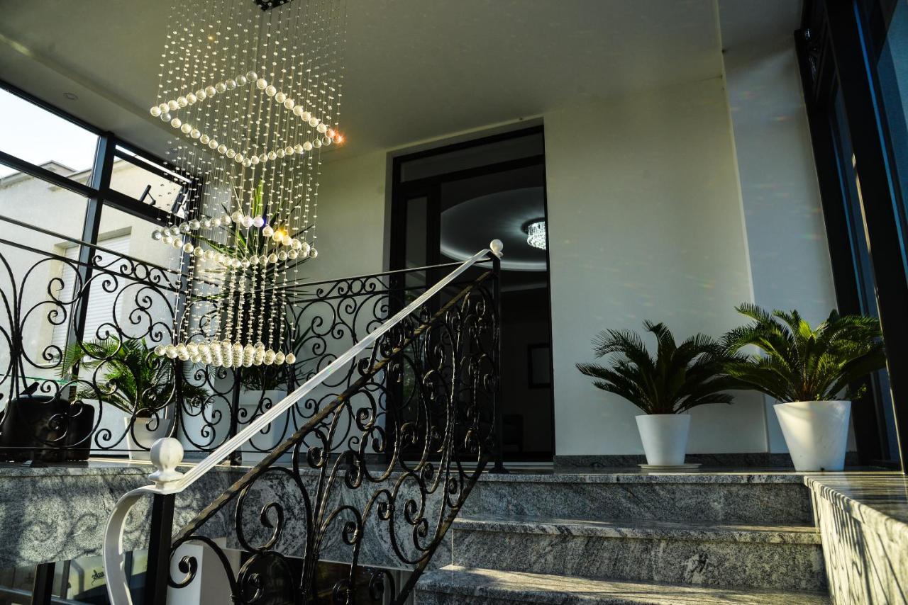 Mesecev Konak Bed and Breakfast Ni Buitenkant foto