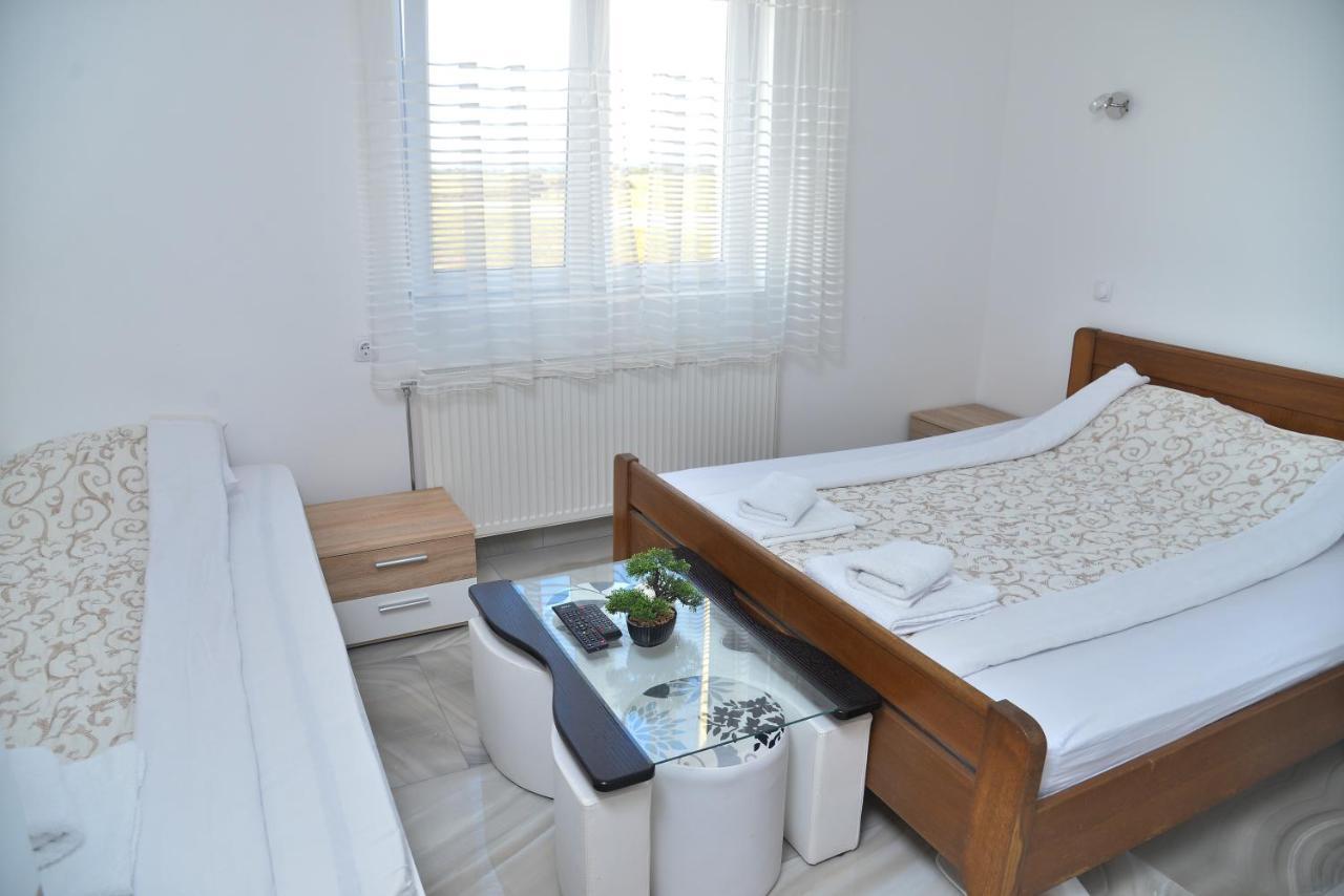 Mesecev Konak Bed and Breakfast Ni Buitenkant foto